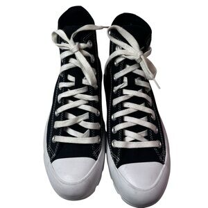 Platform comfort with classic style. Carefully Chosen ❤️ Size: Women’s 8.5